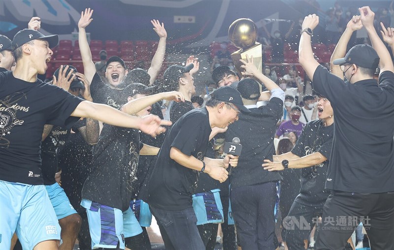 P. LEAGUE+聯盟台北富邦勇士隊27日總冠軍戰第5戰以108比104擊敗新竹街口攻城獅隊,系列賽以4比1勝出,完成2連霸,富邦金董事長蔡明興(前中)賽後當場宣布,將頒發新台幣2000萬元獎金,嗨翻勇士球員。中央社記者張新偉攝 111年6月27日