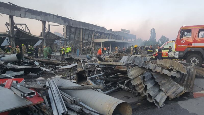俄羅斯27日以飛彈攻擊烏克蘭中部城市克列緬丘格一家購物中心，造成平民死亡。（圖取自facebook.com/MNS.GOV.UA）