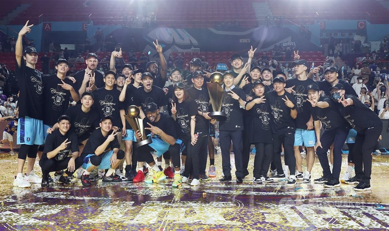 台灣職籃P. LEAGUE+(簡稱PLG)台北富邦勇士隊27日總冠軍戰第5戰以108比104擊敗新竹街口攻城獅隊,系列賽以4比1勝出,寫下2連霸。賽後全隊開心拿著冠軍獎座,手比2合影留念。中央社記者張新偉攝 111年6月27日