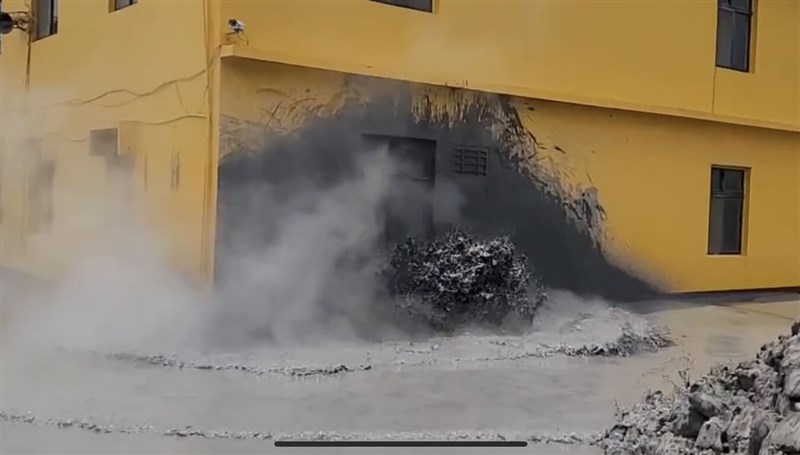 屏東萬丹泥火山28日上午又在灣內村2處地點噴發,其中一處為皇源聖殿屋牆旁,滾滾泥漿不斷湧出,將建物黃牆染上灰色。(民眾提供)中央社記者洪學廣傳真 111年6月28日