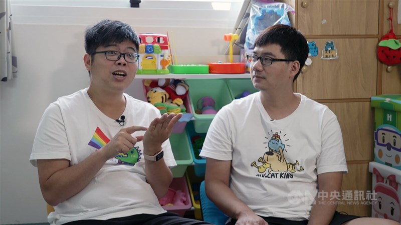 台灣同志伴侶圍圍（左）及喵喵分享收養小孩的過程。中央社記者張智彥高雄攝 111年6月28日