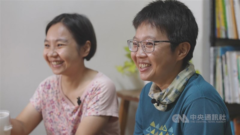 台灣同志伴侶怡如(右)和怡伶分享收養小孩的心情。中央社記者張智彥高雄攝 111年6月28日