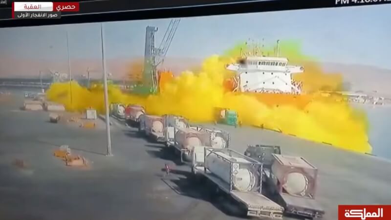 約旦當局指出，阿卡巴港27日一輛起重機進行氯氣儲槽吊放作業時，氯氣儲槽意外掉落發生爆炸，釋放有毒黃色煙雲。（圖取自facebook.com/AlMamlakaTV）