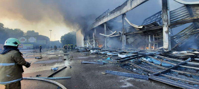 俄羅斯飛彈27日擊中烏克蘭中部城市克列緬丘格一間人潮擁擠的購物中心。（圖取自facebook.com/MNS.GOV.UA）