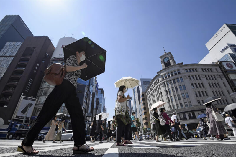 東京28日氣溫打破近150年來6月的最高溫紀錄。圖為穿越銀座十字路口的行人。（共同社）