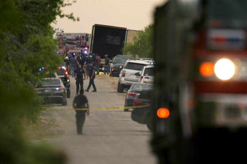 美國德州聖安東尼奧27日一輛重型聯結貨櫃卡車內至少有40具遺體。（美聯社）