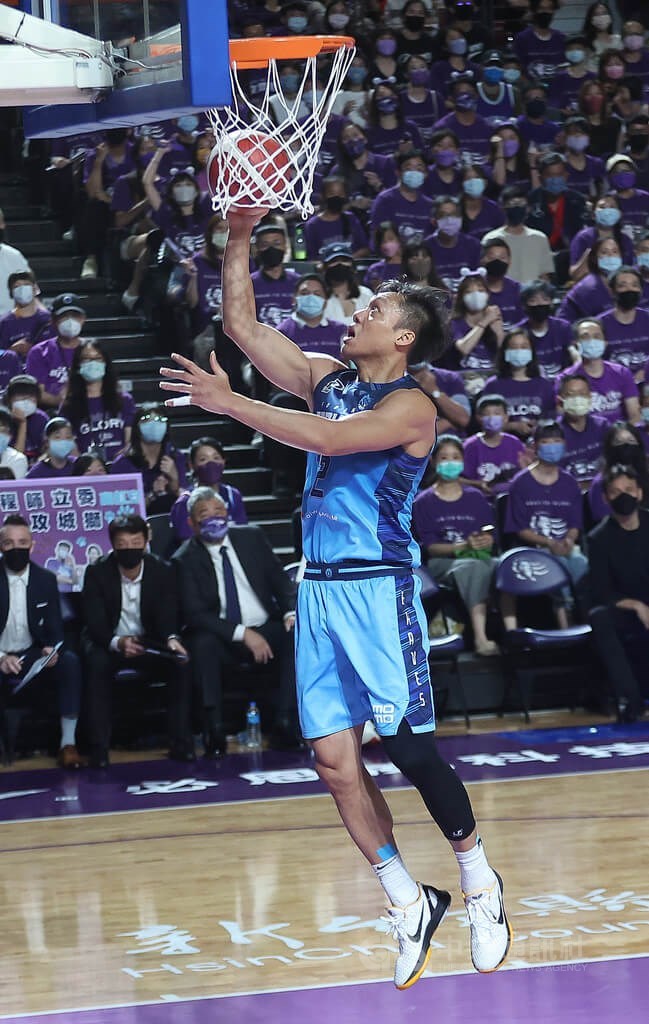 台灣職業籃球聯盟P. LEAGUE+ 台北富邦勇士27日在總冠軍戰第5戰出戰新竹街口攻城獅,勇士林志傑上籃得分。中央社記者張新偉攝 111年6月27日