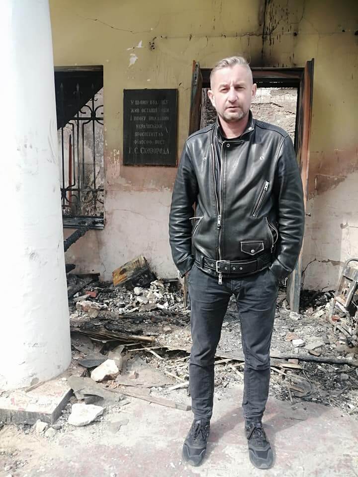 俄軍2月24日入侵烏克蘭後，烏克蘭當代作家札丹仍留在東北部大城哈爾科夫，幫忙運送物資和募款。（圖取自facebook.com/serhiy.zhadan）