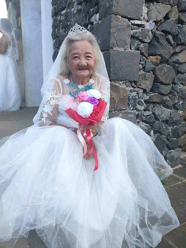 「愛在七美」銀髮圓夢婚紗秀28日在澎湖七美地區溫馨舉行,包括92歲何姓阿嬤及許姓等3對銀髮夫妻共20餘人參與,在精心妝點下,阿嬤們成了美麗嬌羞的新娘。(呂汶駿提供)中央社 111年6月28日