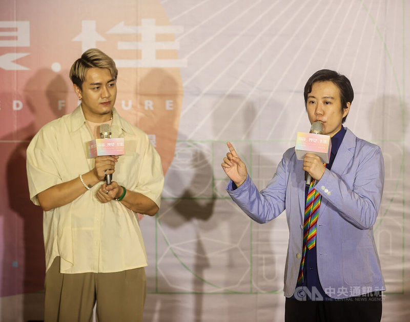 台灣彩虹公民行動協會28日在台北舉行台灣同志遊行20週年專案啟動記者會,今年活動主題為「無.限.性」,脫口秀演員酸酸(右)、YouTuber泰辣(左)也出席支持。中央社記者鄭清元攝 111年6月28日