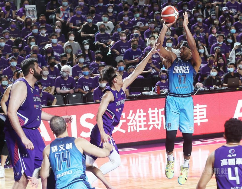 台灣職業籃球聯盟P. LEAGUE+ 27日總冠軍戰第5戰,台北富邦勇士出戰新竹街口攻城獅,勇士洋將辛特力(Michael Singletary)投射搶分。中央社記者張新偉攝111年6月27日