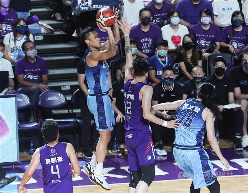 台灣職籃聯盟P. LEAGUE+(簡稱PLG)總冠軍賽27日在新竹縣立體育館展開第5戰,台北富邦勇士隊交手新竹街口攻城獅隊。勇士林志傑(持球者)投射搶分。中央社記者張新偉攝 111年6月27日