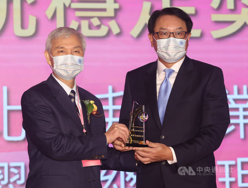 財金資訊公司29日舉辦「111年度金融資訊系統年會」,中央銀行總裁楊金龍(左)頒發跨行系統穩定獎給獲獎銀行。中央社記者鄭傑文攝 111年6月29日