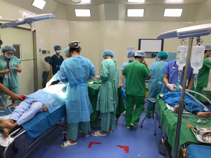 義大醫院團隊到越南義診期間，曾遇到麻醉需要完全靠手動或需要2場手術共用手術室的情況，如今在台灣也是難見場景。（義大醫院提供）中央社記者曾以寧傳真 111年6月29日