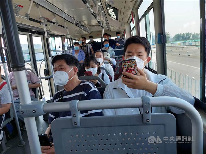 2022年面對COVID-19的病毒變異株Omicron,中國仍嚴格防疫,許多民眾對於防疫影響經濟和生活,只能無奈配合。圖為北京開往郊區的一輛公車上。中央社記者張淑伶北京攝 111年6月29日