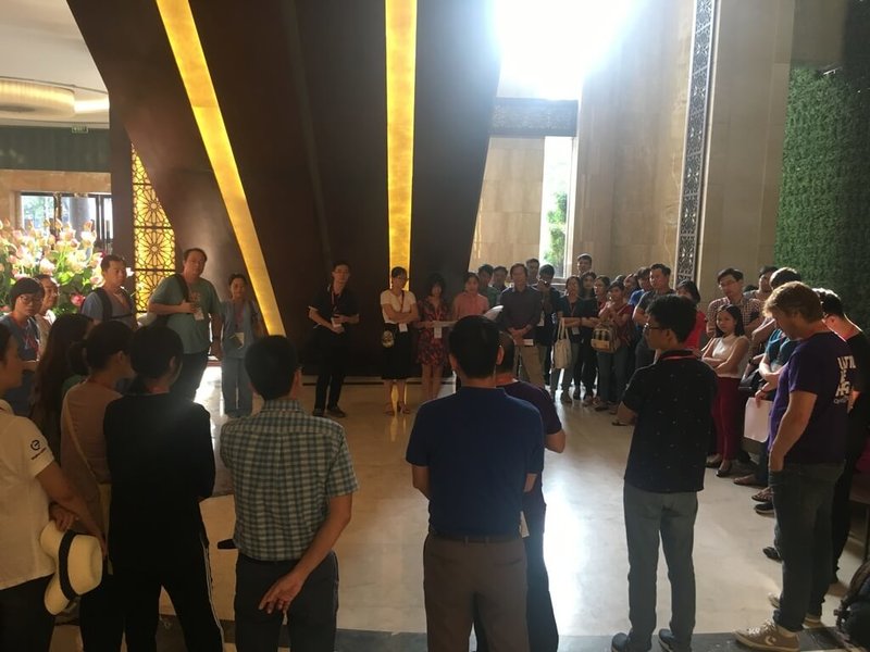 醫師鄭勝峯帶領的義診團隊,到了越南,經常一大早就在旅館大廳開會,討論義診行程。(義大醫院提供)中央社記者曾以寧傳真 111年6月29日
