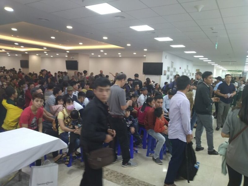 近300名孩童與父母,因貧困無法支付手術費用,只能在慈善團體幫助下,不畏舟車勞頓,從越南各地湧入都市醫院,希望遠道而來的台灣醫師可以給予治療。照片攝於2019年。(義大醫院提供)中央社記者曾以寧傳真 111年6月29日