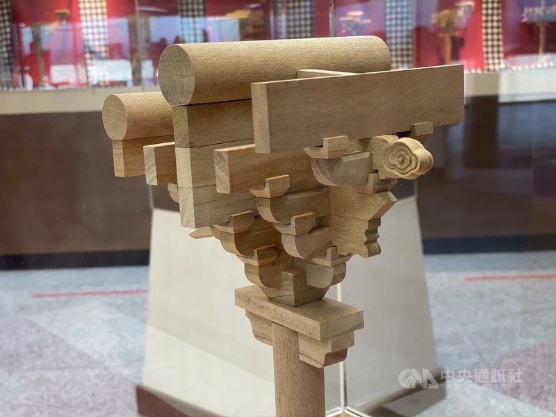 斗拱是東亞地區木建築關鍵部件,金門木作匠師李錫福在金門航空站展出「斗與拱的對話」,共17件作品。圖為三踩斗。中央社記者黃慧敏攝 111年6月29日