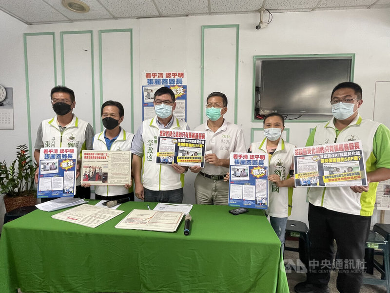 民進黨雲林縣黨部主委林金忠(右3)29日率領黨公職一起召開記者會,表態堅決反對增設焚化爐,並強調SRF是將垃圾化黃金的綠能,產出的是可再利用的燃料棒。中央社記者姜宜菁攝 111年6月29日