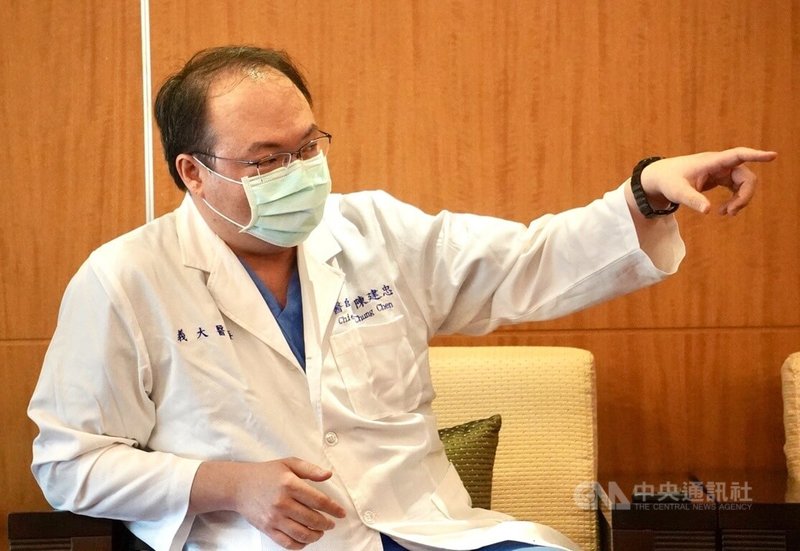 義大醫院顱顏及外傷外科主任醫師陳建忠在義診中主要負責唇顎裂手術,他說,義診對自己更多的意義是教學相長。中央社記者董俊志攝 111年6月29日