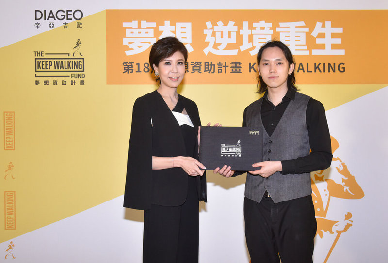 Keep Walking夢想資助計畫邁入第18屆,今年推出餐飲服務業振興計畫,得主之一的唐賢懿(右)將餐酒館結合在地特色、小農食材、藝術文化,還規劃將白天的咖啡廳作為青年創業空間。(台灣帝亞吉歐提供)中央社記者許秩維傳真 111年6月29日