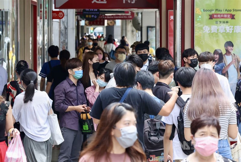 圖為28日中午台北車站附近人潮，不少上班族戴著口罩外出買午餐。中央社記者張皓安攝 111年6月28日
