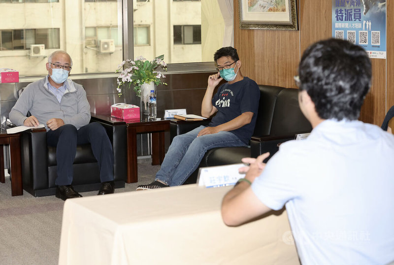 中央通訊社第5屆「我是海外特派員」活動29日在台北舉行筆試和口試,口試階段由中央社新聞部總編輯陳正杰(左)、副總編輯王思捷(左2)等人擔任口試委員,向學子提問。中央社記者張皓安攝 111年6月29日