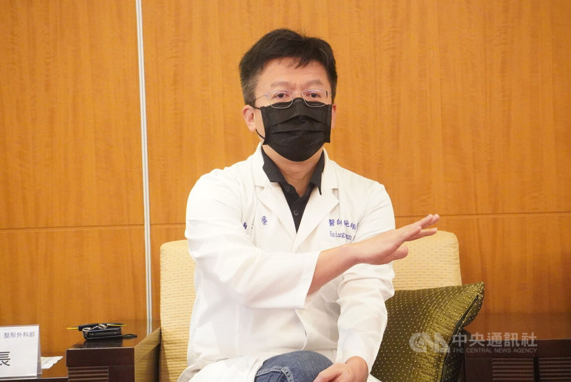 施翔順說,自己剛開始是抱著「教人」的心態去的,但當地醫師的成長也給自己不少刺激。中央社記者董俊志攝 111年6月29日