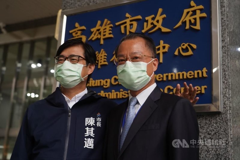 高雄市警察局長黃明昭(右)將接任警政署長,他29日下午前往高雄市政府與市長陳其邁(左)會談,隨後在四維行政中心外發表感言,並向所有基層同仁致謝。中央社記者董俊志攝 111年6月29日