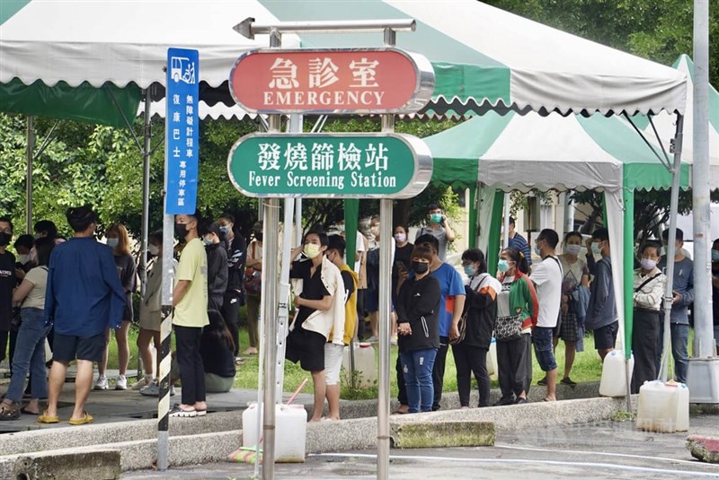 圖為高雄市一處篩檢站等待採檢的民眾。(中央社檔案照片)