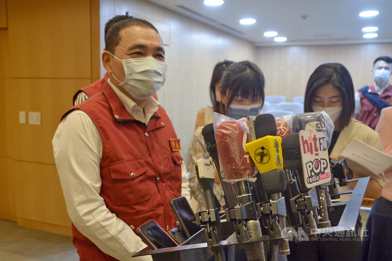 新北市長侯友宜(前左)29日在市政會議後聯訪表示,這段時間外面對於恩恩案有很多是是非非,市府能夠澄清的就盡量澄清,但是希望不要以訛傳訛。中央社記者黃旭昇新北攝 111年6月29日