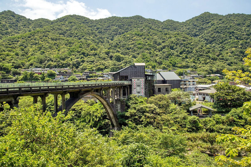 新北市觀旅局表示,耗時3年修復象徵台灣20世紀煤礦產業發展的「瑞三整煤廠」,預計9月將啟用,配合周邊基隆河綠水潺流,風景極佳,盼能提振疫後觀光經濟。(新北市觀旅局提供)中央社記者黃旭昇新北市傳真 111年6月29日