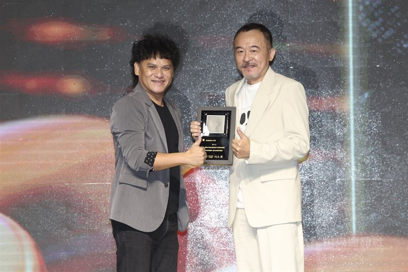 第33屆金曲獎頒獎在即,客家委員會29日在台北舉辦「客家音樂金曲獎交流會」,歌手桑布伊(左)與黃連煜(右)合作作品「滅人山」,入圍年度歌曲及最佳客語專輯等獎項,2人出席活動接受客委會頒贈入圍獎牌。中央社記者趙世勳攝 111年6月29日