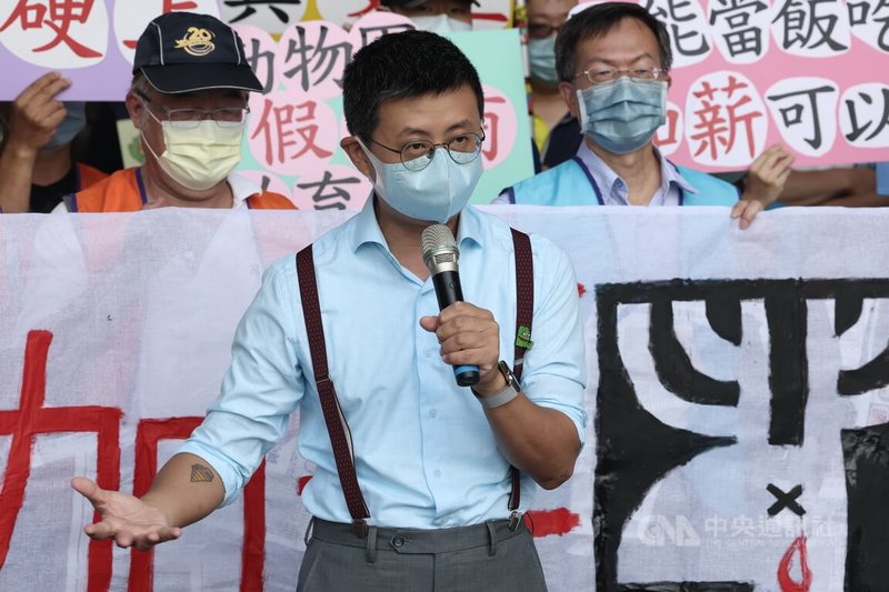 台北市立動物園企業工會29日上午到台北市政府前舉辦「動物員要加薪、不是爭取醫藥費」記者會,向台北市政府教育局陳情,台北市議員邱威傑(前中)到場聲援。中央社記者趙世勳攝 111年6月29日