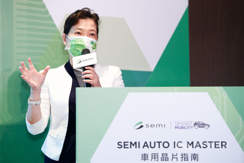 國際半導體產業協會(SEMI)29日在台北發表車用晶片指南,經濟部長王美花出席表示,台灣長期深耕資通訊(ICT),跨到車用領域具有利基,這次把國內廠商結合在一起非常重要,讓台灣半導體力量擴展越來越大,以打群架的概念,讓全球都看得到。中央社記者王騰毅攝 111年6月29日
