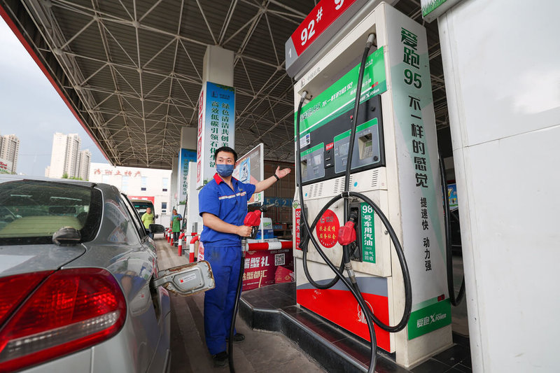 中國官方29日宣布，若國際市場原油價格高於每桶130美元，國內成品油價格將不上調，並對煉油企業給予相應價格補貼。圖為28日，山西太原一座加油站。（中新社提供）中央社  111年6月29日
