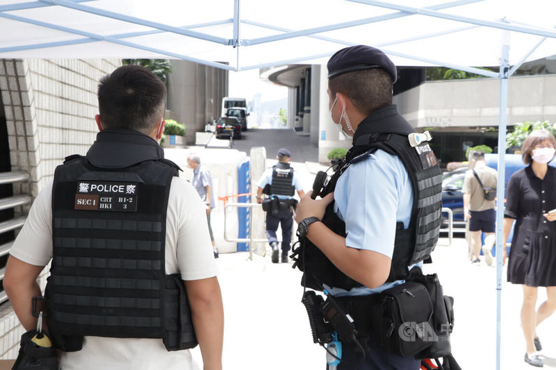 北京領導人習近平預定30日來港出席慶祝回歸活動,香港警方在其活動區灣仔高度布防,圖為站崗警員穿上護頸新裝備;「反送中」運動爆發時,一名警員遭示威者用美工刀劃破頸部,警方為此增添這種新裝備。中央社記者張謙香港攝 111年6月29日