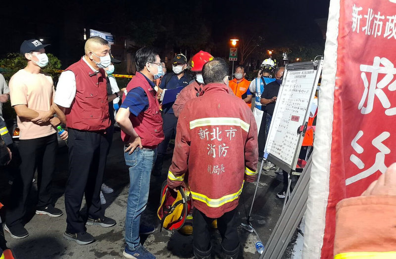 新北市三重區29日凌晨發生公寓火警,造成2死1重傷,副市長劉和然(前左3)、消防局長黃德清(前左2)凌晨2時許,趕赴火警現場聽取救災簡報。(新北市府社會局提供)中央社記者黃旭昇新北傳真 111年6月29日