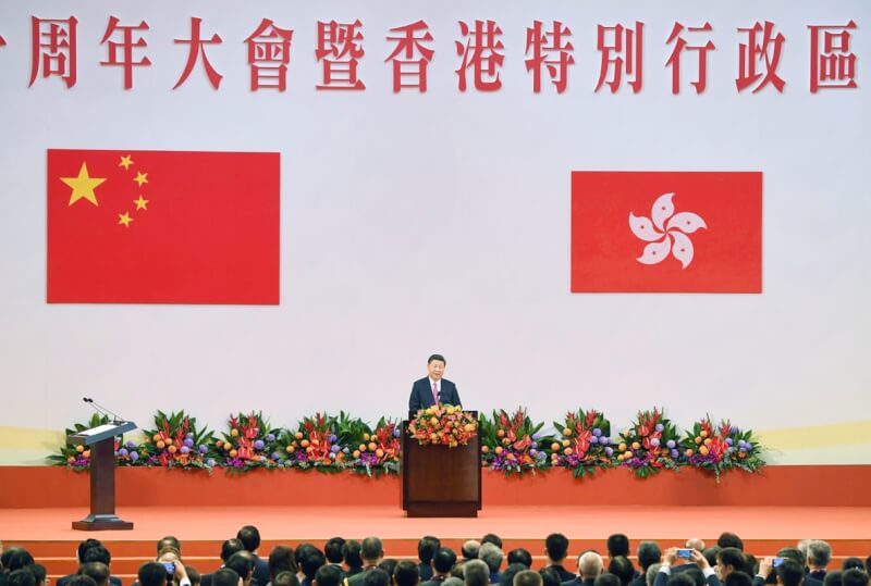 香港7月1日將迎來主權移交25週年，中共領導人習近平將出席相關活動。圖為2017年習近平出席香港主權移交20週年大會。（共同社）