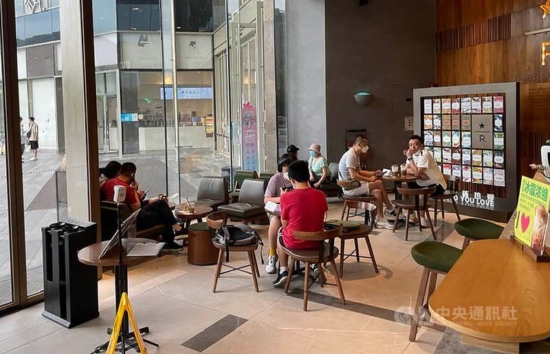 上海29日起有條件恢復餐飲內用，咖啡廳出現人潮。圖為上海一間連鎖咖啡店。中央社記者吳柏緯上海攝  111年6月29日