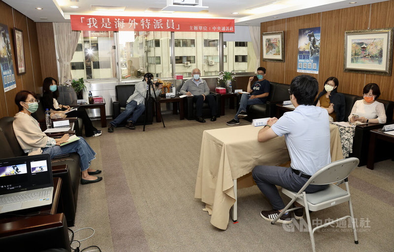 中央通訊社第5屆「我是海外特派員」活動29日在台北舉行筆試和口試,下午口試階段由5名口試委員向學員提問,包括國際新聞工作、新聞時事等內容,其中也會要求學員以英文回答。中央社記者張皓安攝 111年6月29日
