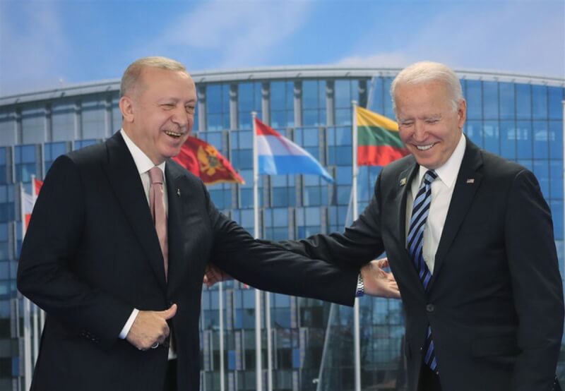 圖為土耳其總統艾爾段（左）去年在北約峰會場邊與美國總統拜登（右）會談。（土耳其總統府提供）