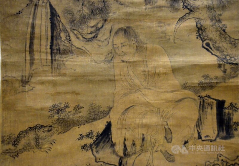 故宮南院展出「明人畫劉海蟾圖」,展期至9月4日。畫面描繪宋元以來民間流傳劉海戲金蟾的故事,劉海轉化為財神象徵影響至今。(翻攝畫面)中央社記者蔡智明傳真 111年6月29日