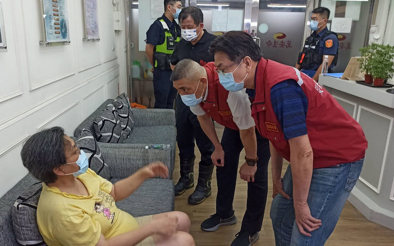 新北市三重區29日凌晨發生公寓火警,造成2死1重傷,副市長劉和然(前右)、消防局長黃德清(前右2)凌晨2時許,趕赴台北馬偕醫院慰問逃過一劫的家屬。(新北市府社會局提供)中央社記者黃旭昇新北傳真 111年6月29日