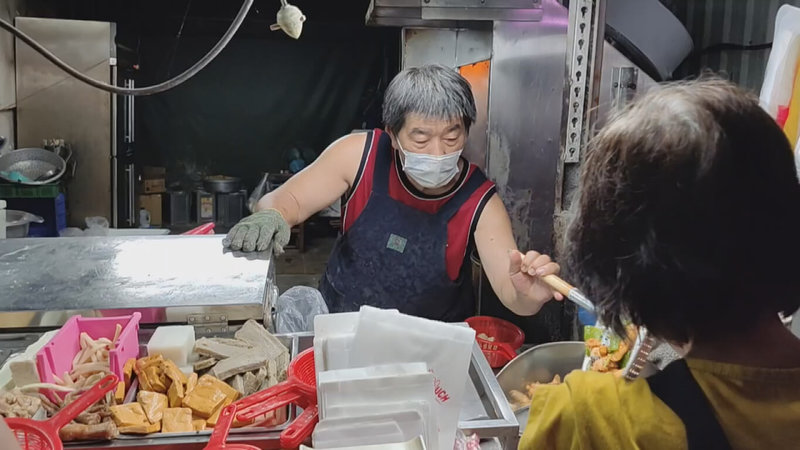 衛福部長陳時中日前確診沒有現身中央流行疫情指揮中心記者會,但有民眾前往苗栗市買鹹酥雞時,赫然發現戴著口罩、認真工作的老闆(後),跟阿中部長神韻相似。(民眾提供)中央社記者管瑞平傳真 111年6月29日