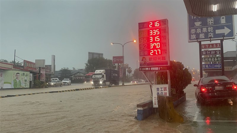 南投縣竹山鎮等鄉鎮29日下起大雷雨,省道台3線靠近國道3號竹山交流道路段道路彷彿變汪洋,黃水一波一波湧向路旁店家。(森林邦提供)中央社記者蕭博陽南投縣傳真 111年6月29日