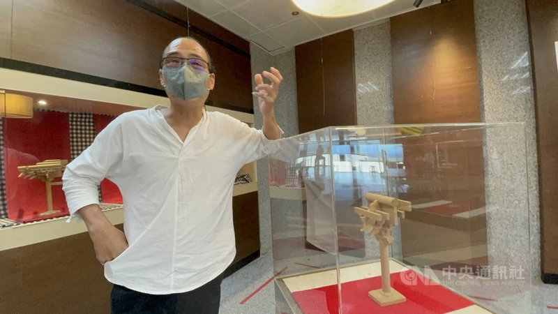 金門木作匠師李錫福(圖)在COVID-19疫情期間持續創作,現在金門航空站藝文走廊展出「斗與拱的對話」個展,17件作品表現古典建築的力與美。中央社記者黃慧敏攝 111年6月29日