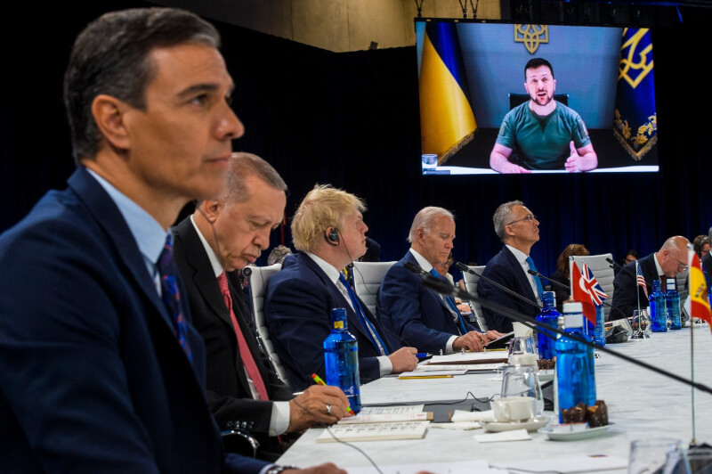 烏克蘭總統澤倫斯基29日告訴北約組各國領袖，烏克蘭需要現代武器和更多金援來對抗俄羅斯入侵。（圖取自twitter.com/NATO）
