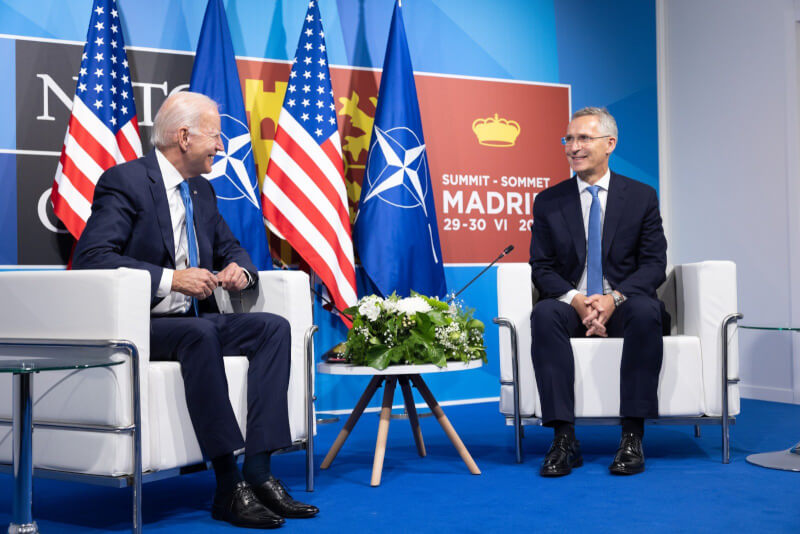 美國總統拜登（左）29日與北約秘書長史托騰柏格（右）會面，並宣布美國將增援北約在歐洲軍隊。（圖取自twitter.com/jensstoltenberg）