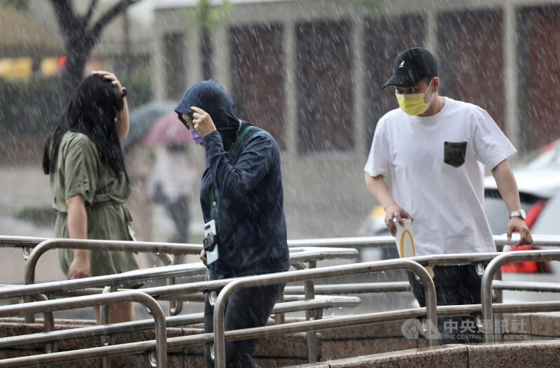 氣象專家吳德榮表示，7月1日至5日台灣在兩個熱帶擾動之間，預估將帶來4、5天不穩定天氣。圖為台北車站附近躲雨的民眾。（中央社檔案照片）
